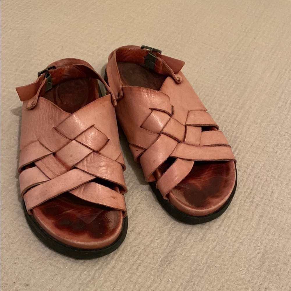 Light pink leather sandals. Size 38